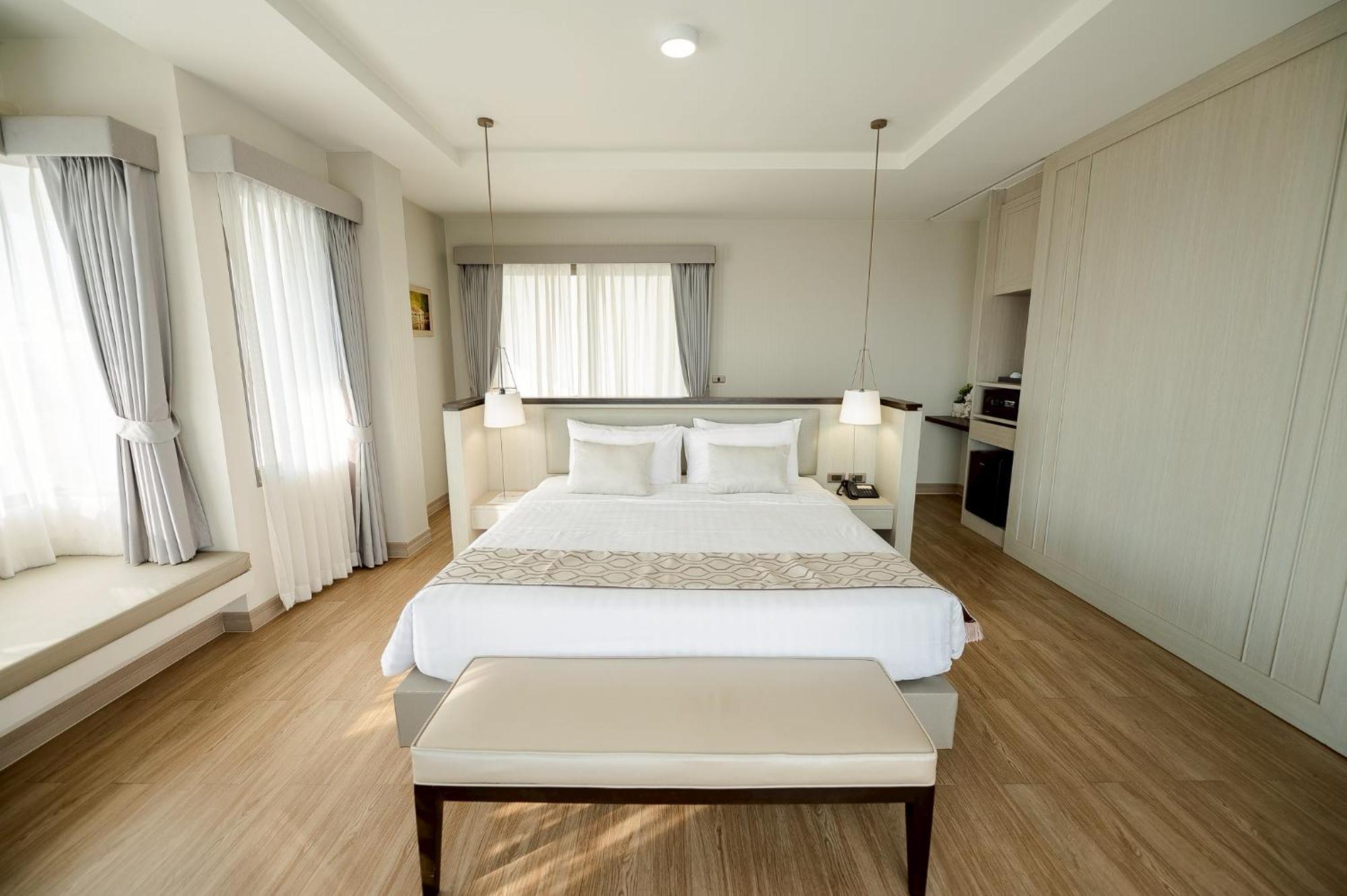 The Navy House Hotel Sattahip Exterior photo