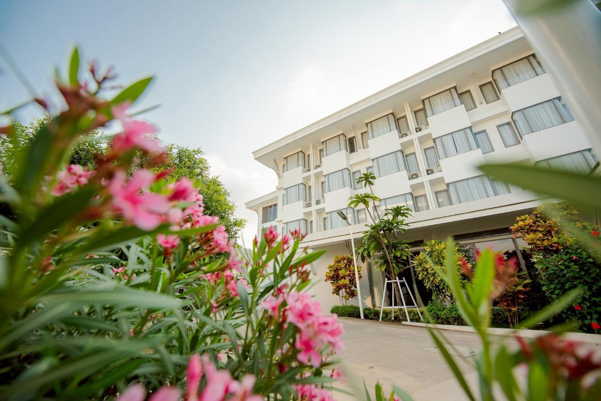 The Navy House Hotel Sattahip Exterior photo